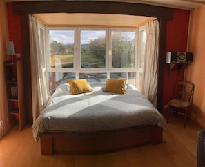 3 habitaciones, escritorio, tabla de planchar con plancha y wifi
