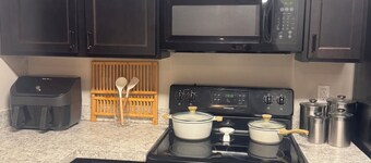 Charming & Peaceful 3-Bedroom Townhome with Lakeview & Amenities