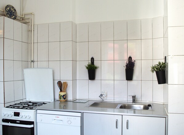 Mikrovågsugn, ugn, spishäll och diskmaskin