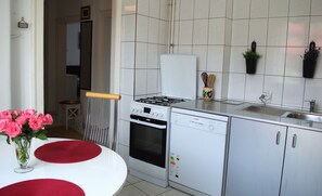Micro-ondes, four, plaque de cuisson, lave-vaisselle