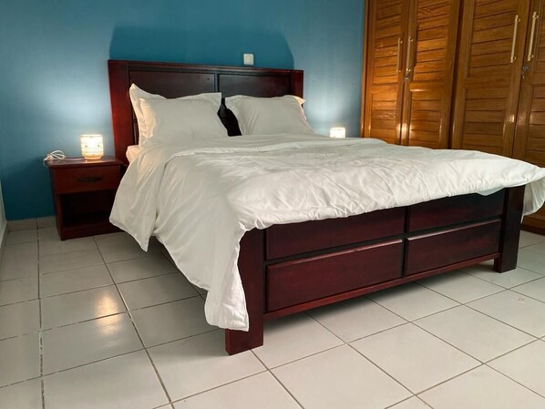 1 bedroom, iron/ironing board, WiFi, bed sheets - Cozy studio with WiFi and AC in Odza Borne 12, Yaoundé (Yaoundé)