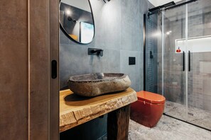 Een douche, een haardroger, handdoeken, zeep