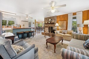 TV - Berry Restful in DeBordieu Colony, Steps from the Beach Walkway. (Georgetown)