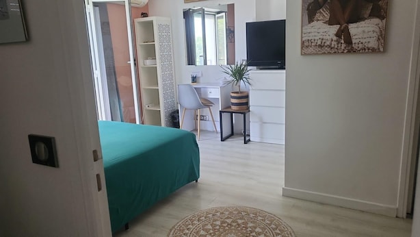 1 bedroom, iron/ironing board, WiFi, bed sheets - Room N°2 Privée & SDB｜Villa au Calme & Parking - Chez Benny (Nice)