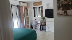 A bedroom with a bed, a desk, a chair, a TV, and a plant. - Room N°2 Privée & SDB｜Villa au Calme & Parking - Chez Benny (Nice)