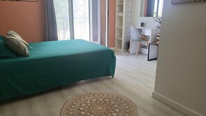 A bedroom with a bed, a desk, and a chair. - Room N°2 Privée & SDB｜Villa au Calme & Parking - Chez Benny (Nice)