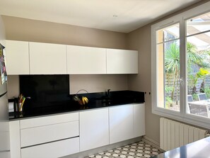 Fridge, stovetop, dishwasher, toaster