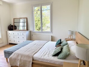 4 bedrooms, iron/ironing board, WiFi