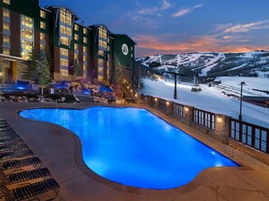 Piscina a l'aire lliure i piscina climatitzada 