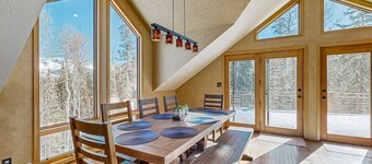 Spacious mountain getaway with large deck and amazing views