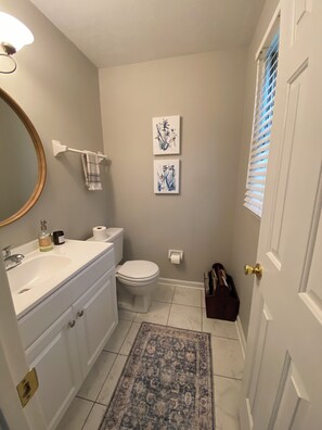 Shower, hair dryer, towels, soap - Spacious 3BR 2.5 BA Townhome, Near Capital, Universities, Cascades & Meyers Park (Tallahassee)