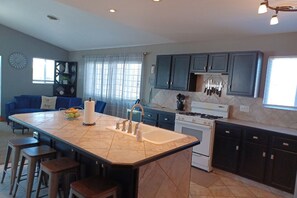 Private kitchen - Alexander’s Landing Penthouse - Lakefront, Balcony, and Room to Relax (Monticello)