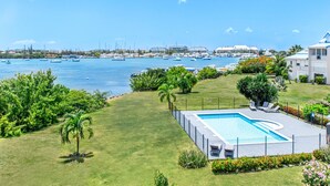 A swimming pool with a view of the marina and ocean. - Lagoon view & Sunset ! Full unit 2BDR 2,5BTH (SAINT MARTIN)
