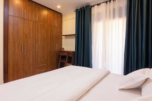2 bedrooms, iron/ironing board, WiFi