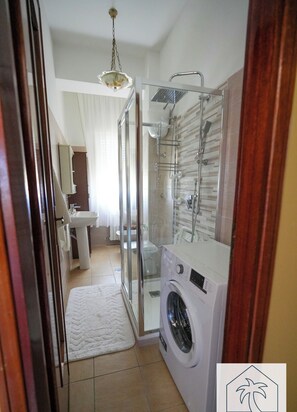 Een douche, een haardroger, een bidet, handdoeken
