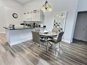 Dining - 4BR Retreat · 15min to Disney (Kissimmee)