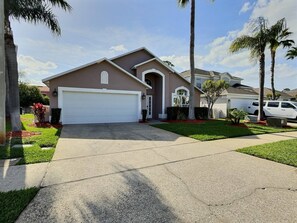 Exterior - 4BR Retreat · 15min to Disney (Kissimmee)