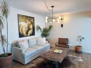 Appartamento Gallery, piscina privata, vista giardino | Soggiorno | TV a schermo piatto 54 pollici con canali digitali