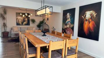Gallery appartement, privézwembad, uitzicht op tuin | Dineerruimte