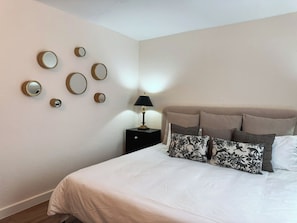 Appartamento Gallery, piscina privata, vista giardino | Biancheria da letto di alta qualità, copriletto in piuma, Wi-Fi gratuito