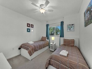 5 bedrooms, iron/ironing board, WiFi, bed sheets
