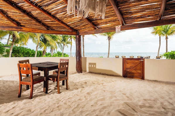 Comfort Studio, 1 King Bed, Beach View