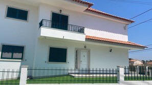 Exterior - 7min to the beach & 23min to Lisbon city, offering convenience & coastal charm (Charneca de Caparica)