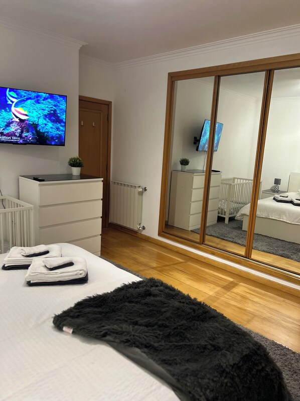 4 bedrooms, iron/ironing board, WiFi, bed sheets - 7min to the beach & 23min to Lisbon city, offering convenience & coastal charm (Charneca de Caparica)