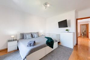 4 bedrooms, iron/ironing board, WiFi, bed sheets