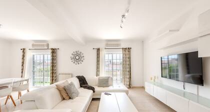 7min to the beach & 23min to Lisbon city, offering convenience & coastal charm