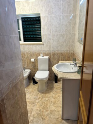 Shower, jetted bath, hair dryer, bidet - 7min to the beach & 23min to Lisbon city, offering convenience & coastal charm (Charneca de Caparica)