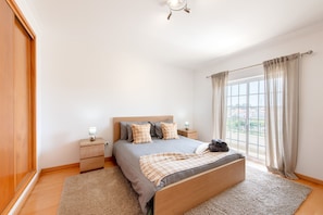 4 habitaciones, tabla de planchar con plancha, wifi y ropa de cama 