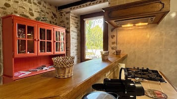 Fridge, microwave, oven, coffee/tea maker