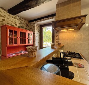 Fridge, microwave, oven, coffee/tea maker