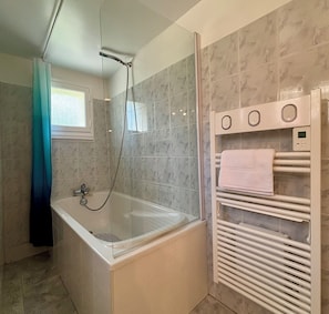 Douche, sĂšche-cheveux, serviettes fournies