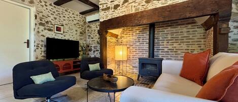 Televisión y chimenea