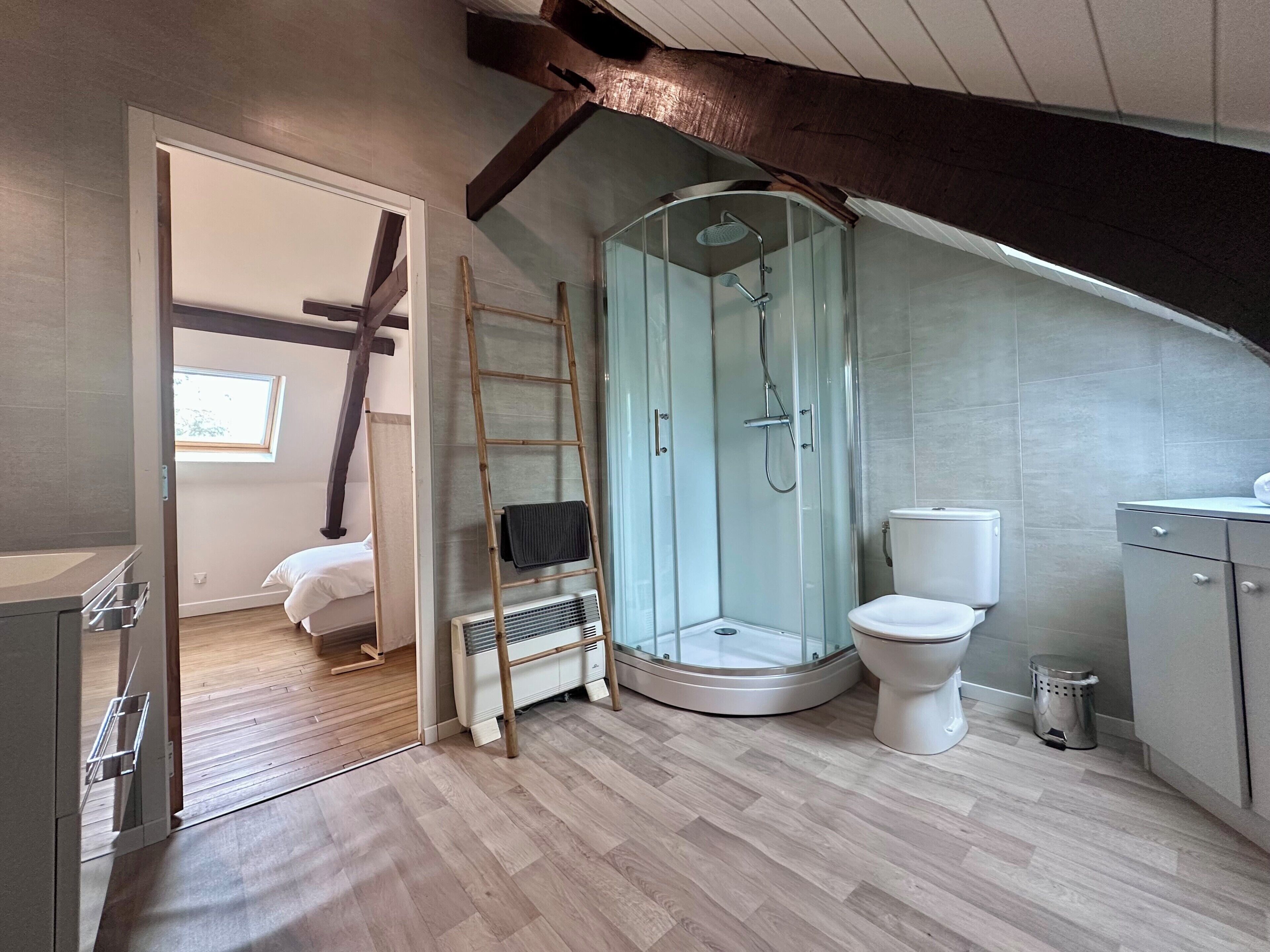 Een douche, een haardroger, handdoeken