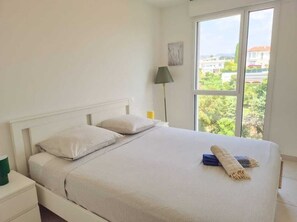 1 slaapkamer, een strijkplank/strijkijzer, wifi, beddengoed