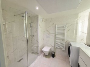 Sèche-cheveux, serviettes fournies, savon, papier toilette