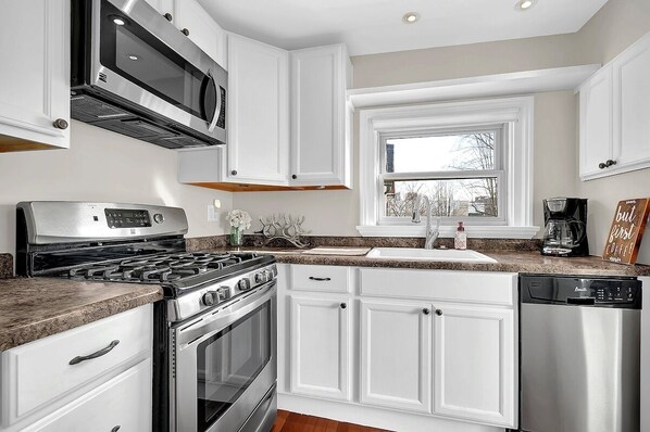 Køleskab, mikrobølgeovn, ovn, kogeplade