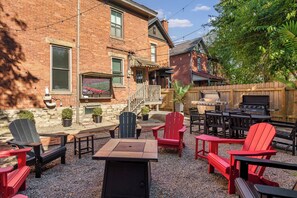 Outdoor dining - Short North 1BR King Bed Fire Pit & Free Parking (Columbus)