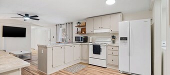 CUTE Hidden Gem! 2 BEDROOM-3 minutes from the Cookson Bend Marina. GREAT VIEW!