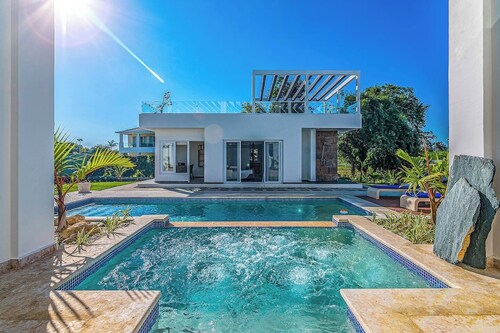 Palm Villa 4BR Luxe pool retreat