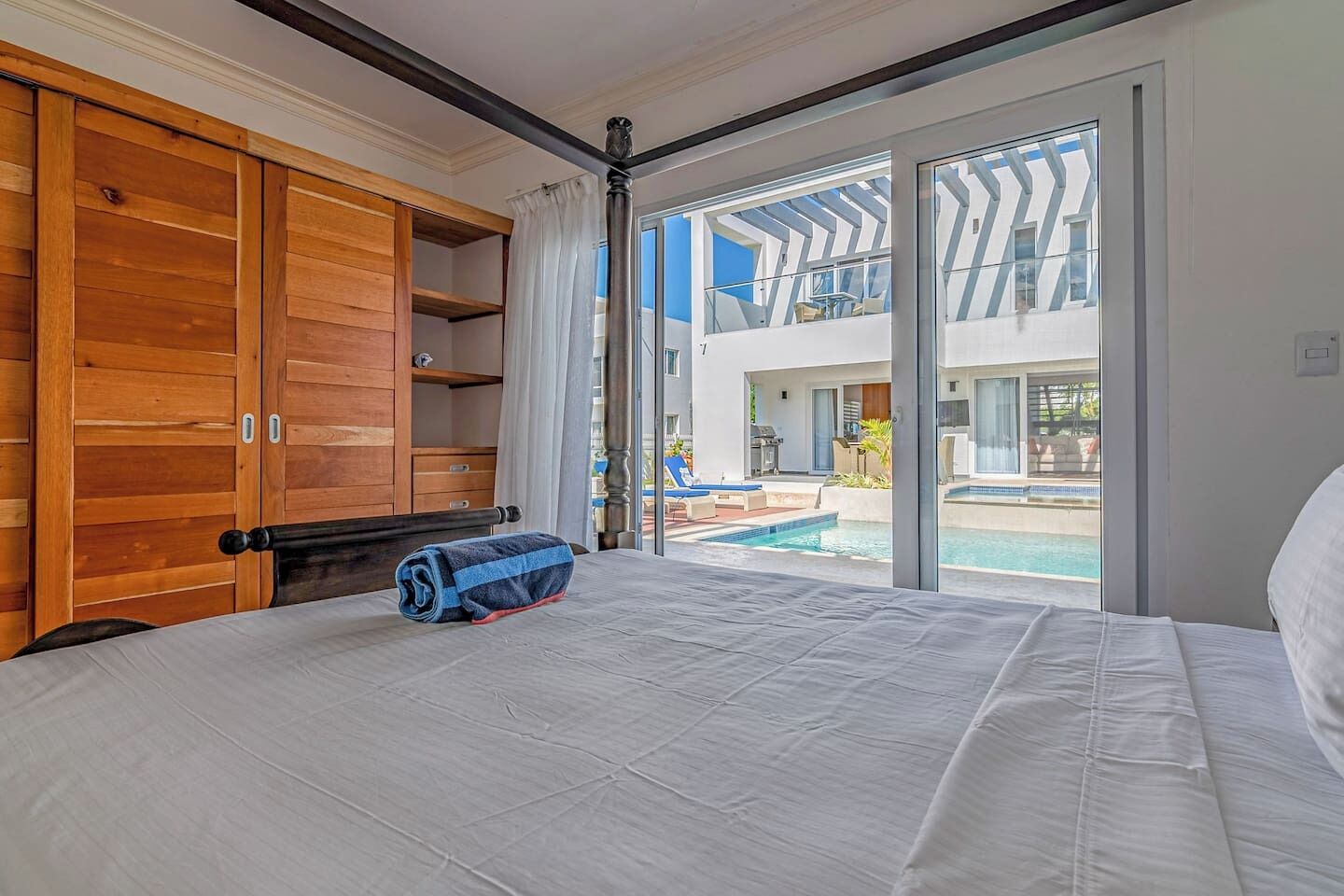 4 bedrooms, desk, iron/ironing board, travel crib
