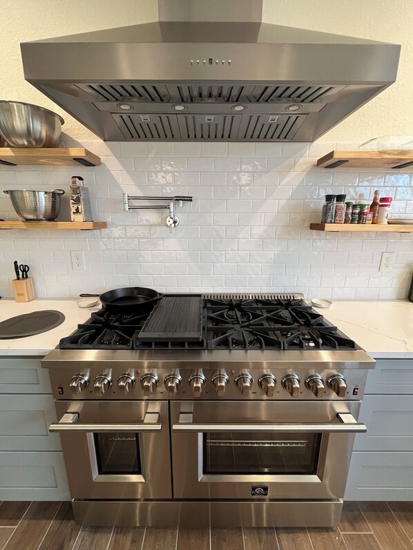 Micro-ondes, four, plaque de cuisson, lave-vaisselle