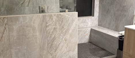 Douche, sĂšche-cheveux, serviettes fournies, savon