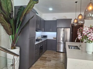 Refrigerador, microondas, horno y parrilla de estufa 