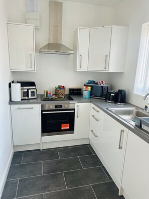 Kjøleskap, mikrobølgeovn, ovn og kokeplater