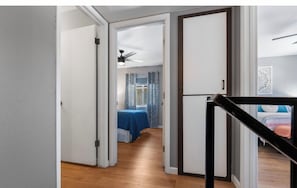 2 chambres, coffres-forts dans les chambres, fer et planche à repasser
