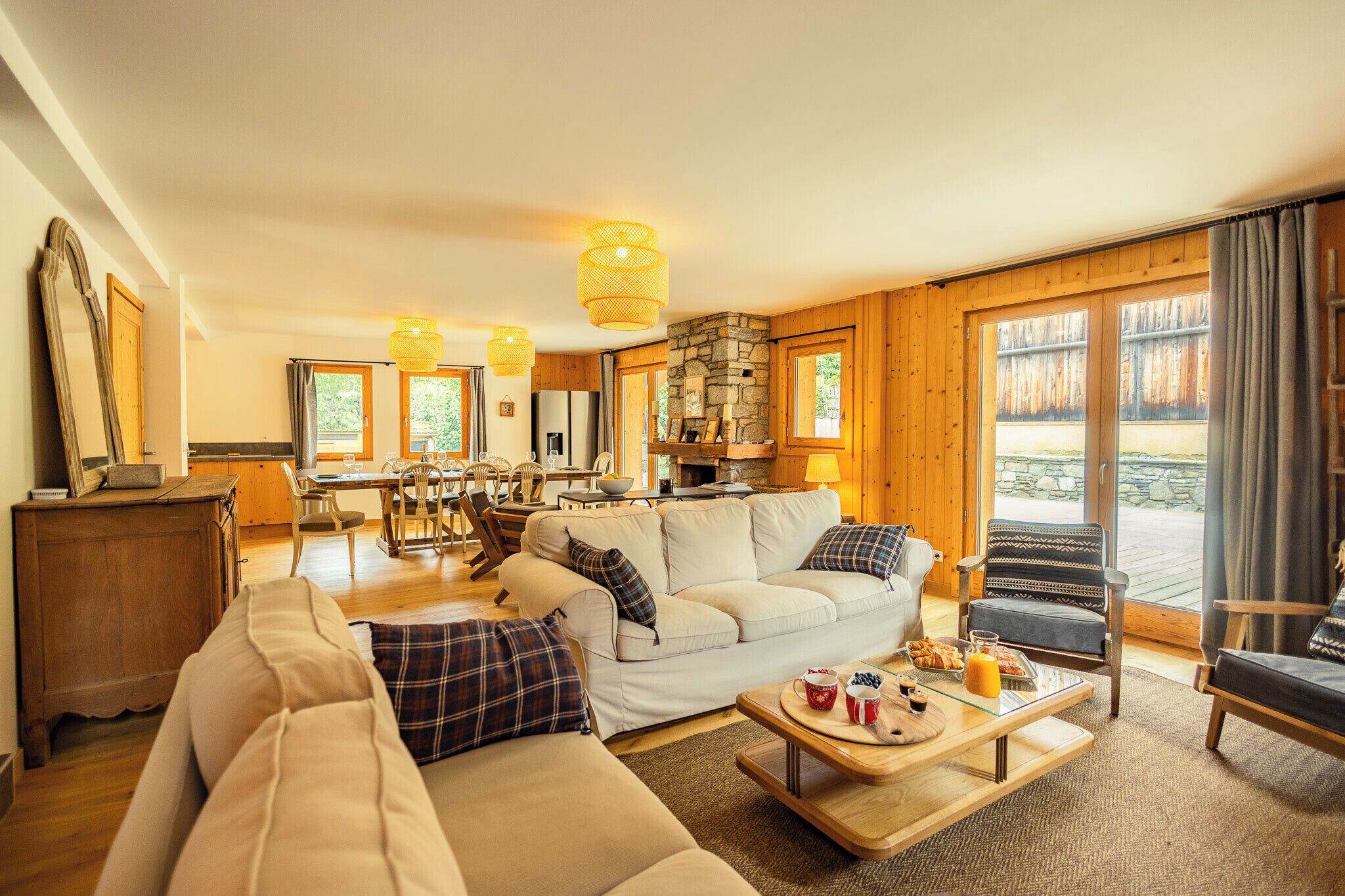 Télévision, cheminée, chaîne hi-fi